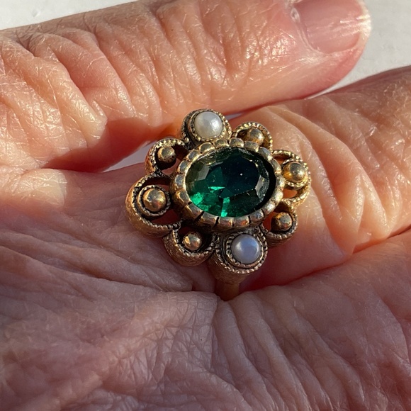 Vintage Avon Versailles Ring Faux emerald and pearls gold tone setting size 6 - Picture 1 of 9
